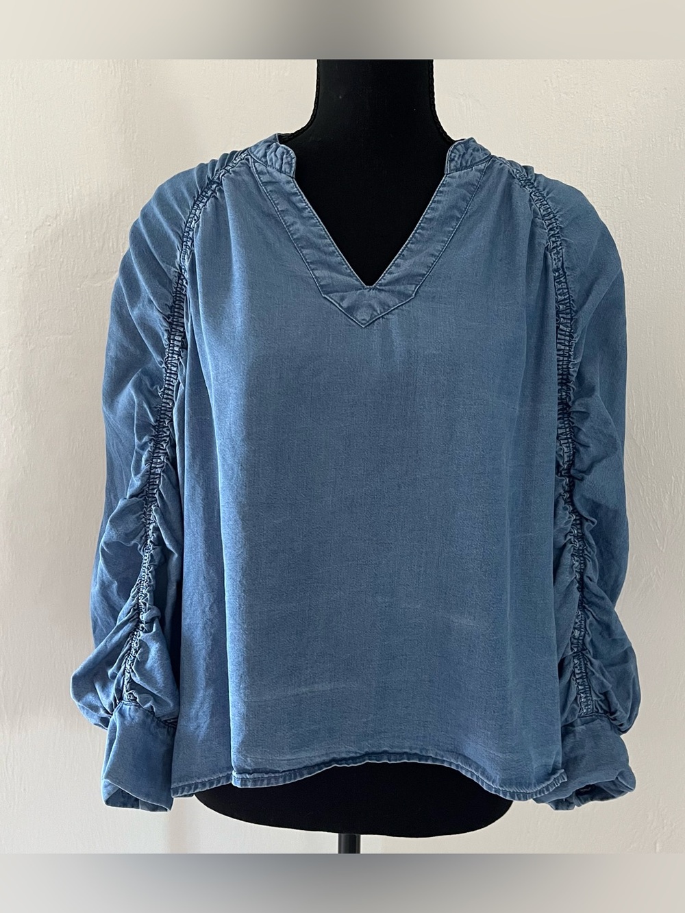Cavalini Chambray Top Ruched Sleeve M Blue Tencel Popover V Neck Boho Butter
